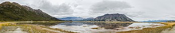 Vista panorâmica do lago Kluane perto de Destruction Bay, Yukon, Canadá. O lago está situado no sudoeste de Yukon e é, com uma superfície de 408 km2, o maior lago contido inteiramente dentro do território de Yukon (definição 27 642 × 5 258)