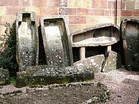 Sarcophages romans découverts lors des fouilles aux pieds du choeur de l'église et exposés dans le jardinet qui se trouve à l'extérieur