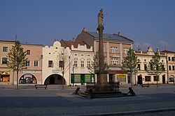 הכיכר במרכז העיירה