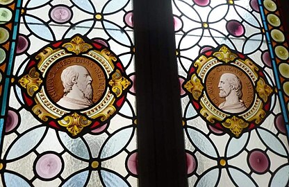 Détail de vitrail de la maison Marrast représentant les médecins de l'Antiquité Hippocrate (gauche) et Claude Galien (droite)