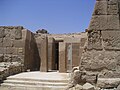 Vue du portique d'entrée du mastaba de Néferbaouptah