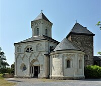 Matthiaskapelle (Kobern-Gondorf), Zentralbau 1220–1240, Chor älter, Innen gotische Züge (Spitzbögen und Rippengewölbe)