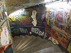 Escalier menant aux quais avant la rénovation de 2006. Les décors étaient recouverts de tags.