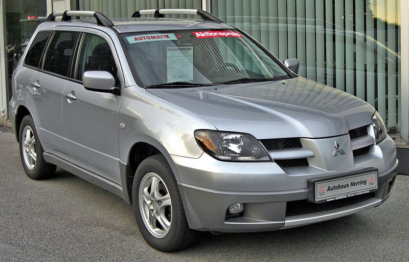 http://upload.wikimedia.org/wikipedia/commons/thumb/3/3b/Mitsubishi_Outlander_I_%282003-2006%29_front.jpg/800px-Mitsubishi_Outlander_I_%282003-2006%29_front.jpg