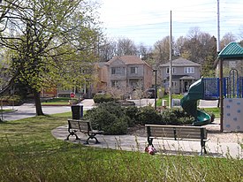 社區西段的尼士別公園（Nesbitt Park）及鄰近房屋