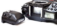 O prisma DP-30 removido, padrão de uma câmera Nikon F5.
