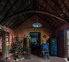 Intérieur d'une maison coloniale typique de San Juan Bautista, sur l'île Margarita au Venezuela. (définition réelle 6 467 × 5 796)