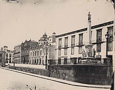 Foto de la plaza tomada entre 1890 y 1895.