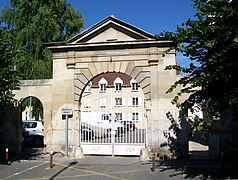 L'ancien portail du moulin à huile du marquis de Villette, avenue Aristide Briand.