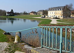 Canal de Bourgogne : Port au niveau de Marolles sous Ligneres