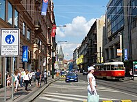 Prag: eine neue Ausweitung der Fußängerzone, diese Straße mit Radfahrfreigebe.