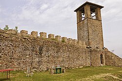 A vár északkeleti fala az egykori óratoronnyal