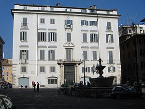 Fasaden mot Piazza Farnese.
