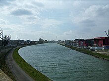 Quai Gayant situé sur le canal de Saint-Quentin, au centre de la ville de Saint-Quentin.