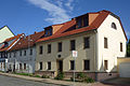 Wohnhaus in halboffener Bebauung mit Gedenktafel