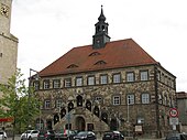 Rathaus Laucha, daneben die Stadtkirche