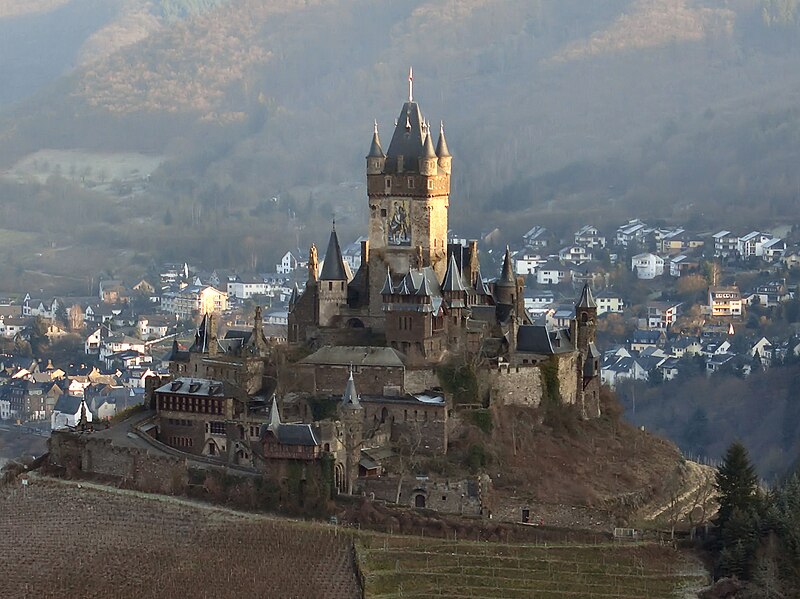 http://upload.wikimedia.org/wikipedia/commons/thumb/3/3b/Reichsburg_Cochem.jpg/800px-Reichsburg_Cochem.jpg