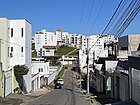 Rua Maurício Miranda Soares com prédios ao fundo