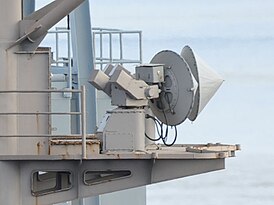 Антенна радара AN/SPN-46 в кормовой части надстройки авианосца CVN-76 «Рональд Рейган»