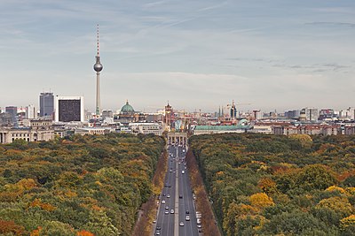 Die oostelike middestad van Berlyn met die Televisietoring van Berlyn, die Berlynse Domkerk en die Brandenburgse Poort, soos gesien vanaf die Siegessäule.