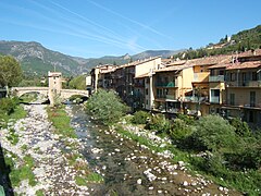 Sospel, dans les Alpes-Maritimes. La Bévéra y coule paisiblement, avec le Pont Vieux qui l'enjambe.