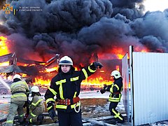 Порятунок людей у Сумах після ворожого бомбардування