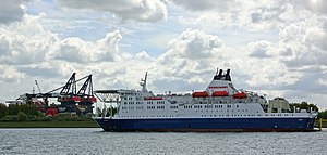 M/S Bluefort och kranfartyget SSCV Thialf utanför Rotterdam den 27 april 2017.