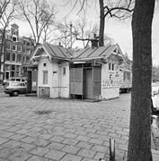 Toiletgebouw (thans café) aan de Nieuwezijds Voorburgwal ter hoogte van de Postzegelmarkt; 1979.