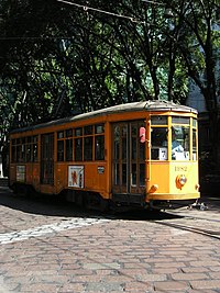Milano: tram del 1928, livrea arancio ministeriale, binari posati in strada con pavé