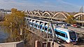 El Tren del Valle en el puente sobre el Río Neuquén.