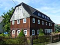 Wohnhaus (Umgebinde) mit Scheunenanbau, dazu Einfriedung