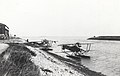 Van Berkel W-A lichte verkenningsvliegtuigen met drijvers afgemeerd in het Kanaal door Walcheren nabij vliegkamp Veere (1919).