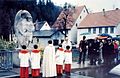 Skulptur Raphael und Tobias auf der oberen Lauchertbrücke in Veringenstadt. Das Bild entstand bei der Einweihung am 9. Mai 1982. Pfarrer Nikolaus Spath, Ansprache Bürgermeister a. D. Stefan Fink, rechts davon MdB Dr. Hermann Schwörer.