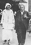 Zdenka Hásková-Dyková s manželem Viktorem Dykem na lázeňské kolonádě.