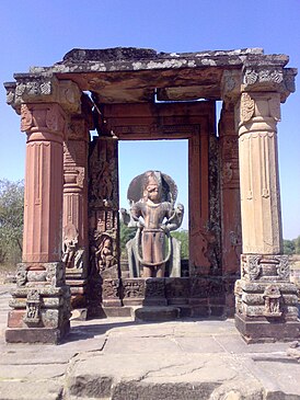Мандапа (открытая зала с колоннами) храма Вишну в Эране