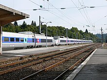 Lyria TGV Sud-Est в оригинальной серо-синей ливрее TGV. Обратите внимание на красную полосу и логотип Lyria.