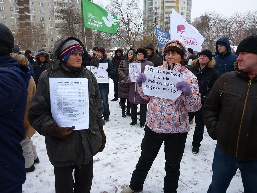 Разные мнения по путинским поправкам. Активист требует принять часть поправок. Рядом женщина выступает против всех поправок