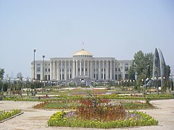 Вид на головні новобудови сучасного Душанбе — Палац Нації (Президентський), Парк Рудакі з пам'ятником поетові