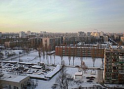 Ecole 189 à Kiev : des bâtiments des années 1970-1980 intégrés aux complexes de khrouchtchevkas dans l'urbanisme soviétique.