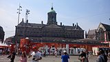 Amsterdam: de Dam met het Paleis op de Dam en het beachvolleybalstadion