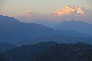 Засніжена вершина Аннапурни, частина Великих Гімалаїв із Малими Гімалаями на передньому плані. Тансен, Непал.