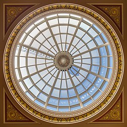 Cúpula do hall de entrada (também conhecido como hall da escadaria), National Gallery, Londres, Inglaterra. A National Gallery foi fundada em 1824 e tem uma coleção de mais de 2.300 pinturas da metade do século XIII até 1900. O prédio atual na Trafalgar Square é o terceiro a abrigar a National Gallery, e foi projetado por William Wilkins e construído de 1832 a 1838. O hall da escadaria foi projetado por Sir John Taylor e construído de 1884 a 1887. (definição 3 599 × 3 593)