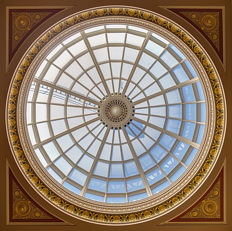 倫敦國家美術館入口大廳之圓頂。該館始建於1824年，館藏逾2,300幅畫，來自13世紀中葉至1900年。現位於特拉法加廣場。