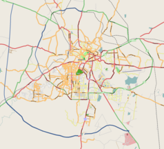 Mapa konturowa Bengaluru, blisko centrum u góry znajduje się punkt z opisem „Bangalore Football Stadium”