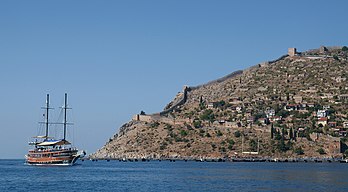 Bateau naviguant vers le port d’Alanya, en Turquie. (définition réelle 2 540 × 1 400)