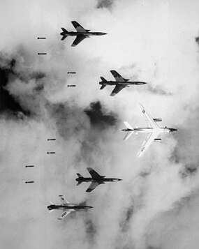 Skupina F-105 vedená EB-66 při bombardování