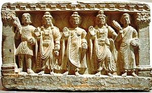 Ранняя буддийская триада Махаяны. Слева направо: кушанский преданный, бодхисаттва Майтрейя, Будда, бодхисаттва Авалокитешвара и буддийский монах. со II-III вв. н.э.