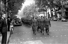 Women auxiliaries of the Wehrmacht in Paris during the occupation (1940) Bundesarchiv Bild 101I-768-0147-15, Paris, Wehrmachtshelferinnen.jpg
