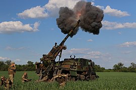 Ukrainaj artileriistoj uzantaj haŭbizon CAESAR, liveritan fare de Francio, 28-a de majo 2022