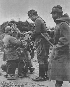 Distribution de caramels par un officier japonais à des enfants chinois, Jiangnan, 6 novembre 1937.